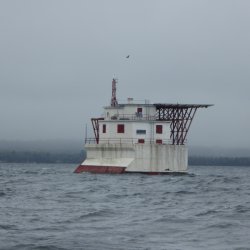 ein Leuchtturn - kein gesunkener Frachter